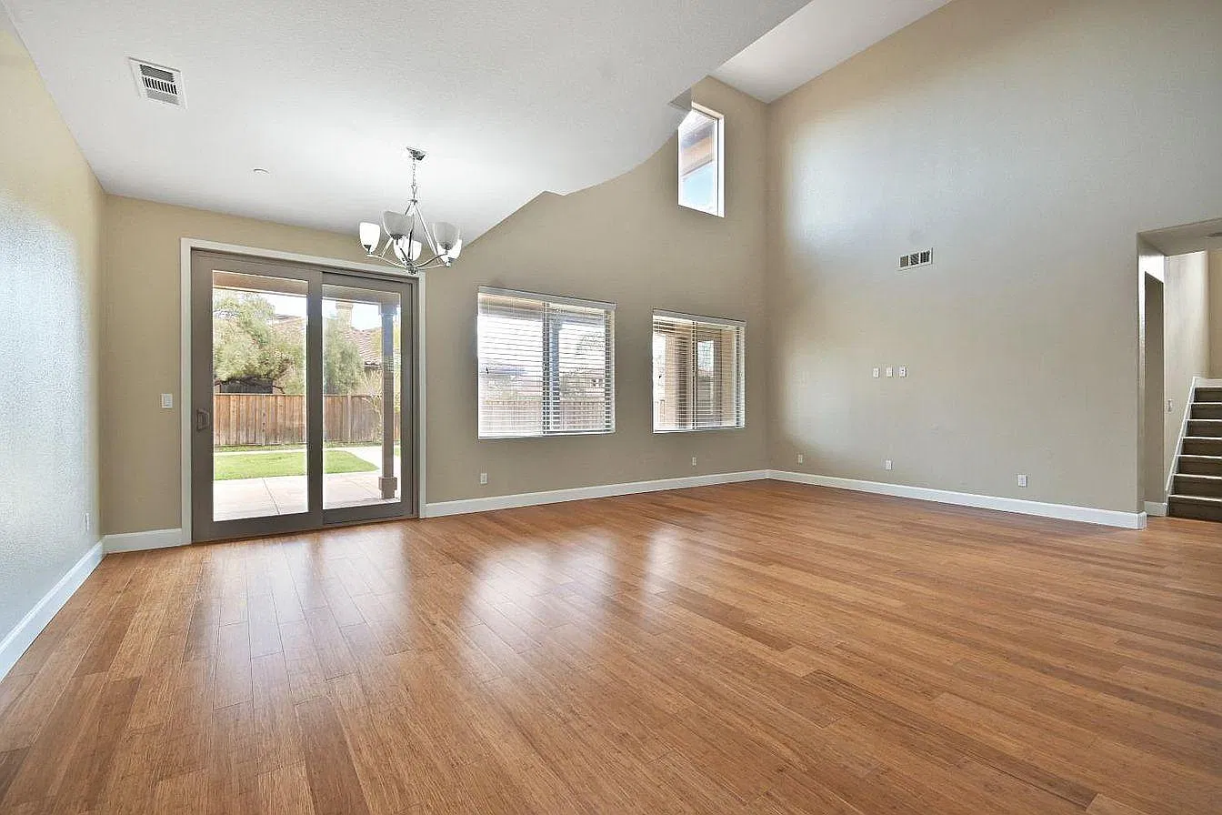 4 bed, 3720 sqft, $3,800 — Photo 4