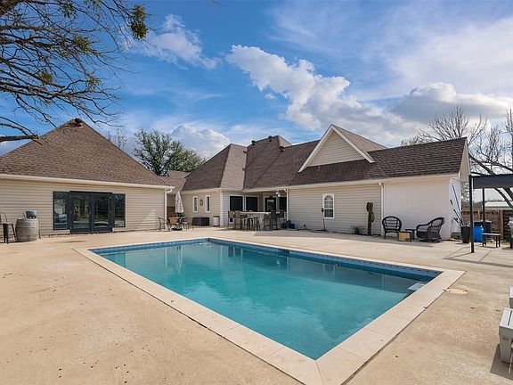 4th image of 823 Frenchtown Rd