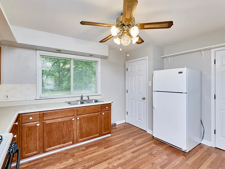11042 Florence Ave — Photo 11