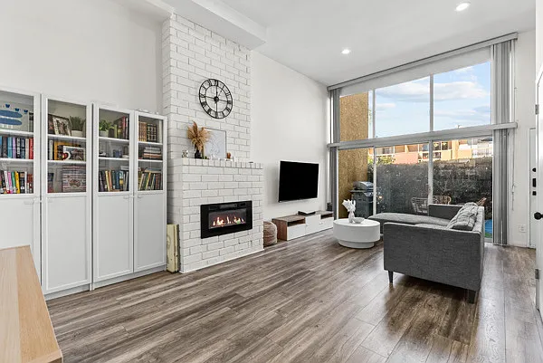 5409 Yarmouth Ave #3 — Photo 1