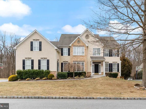 16 Clemson Dr, Garnet Valley, PA 19060