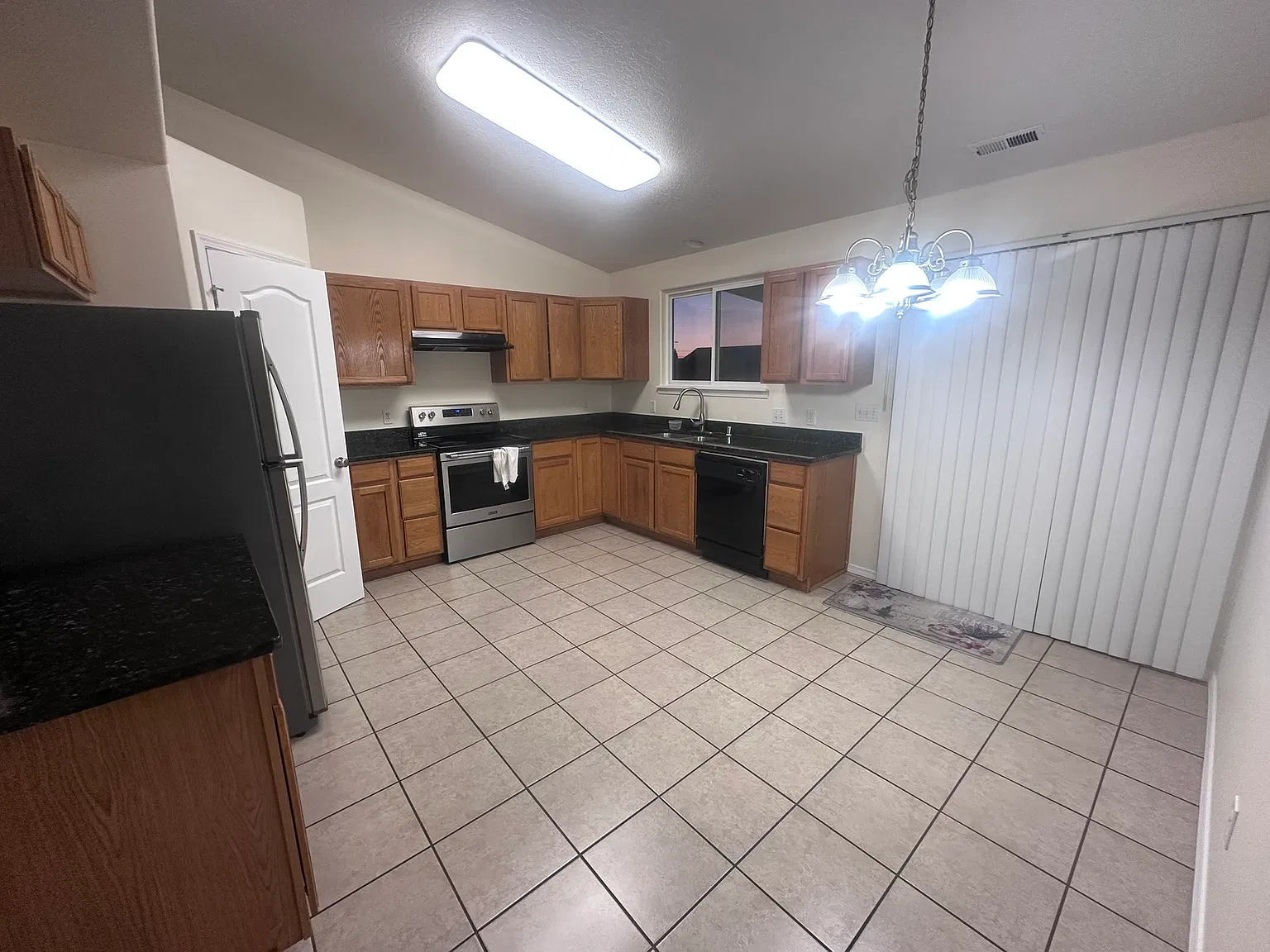 4 bed, 1238 sqft, $2,100 — Photo 3