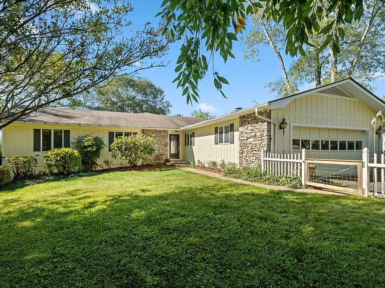 119 W Chippendale Dr — Photo 41