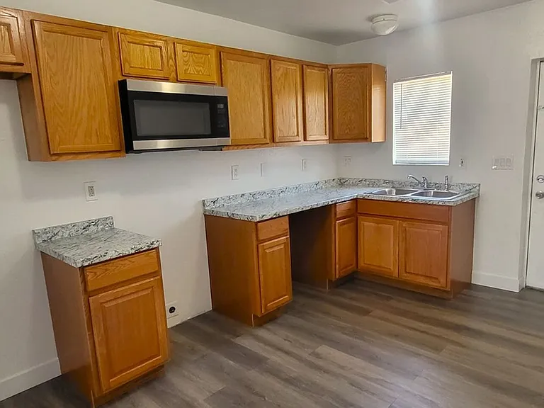 2602 E Southgate Ave — Photo 4