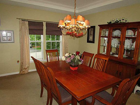 4th image of 1700 Queens Dr