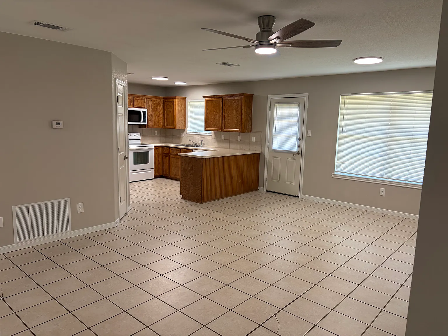 2 bed, 1015 sqft, $1,500 — Photo 4