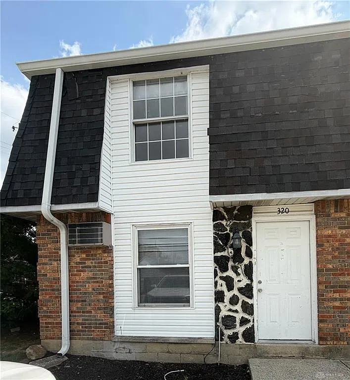 2 bed, 1.5 bath, $925 — Photo 1