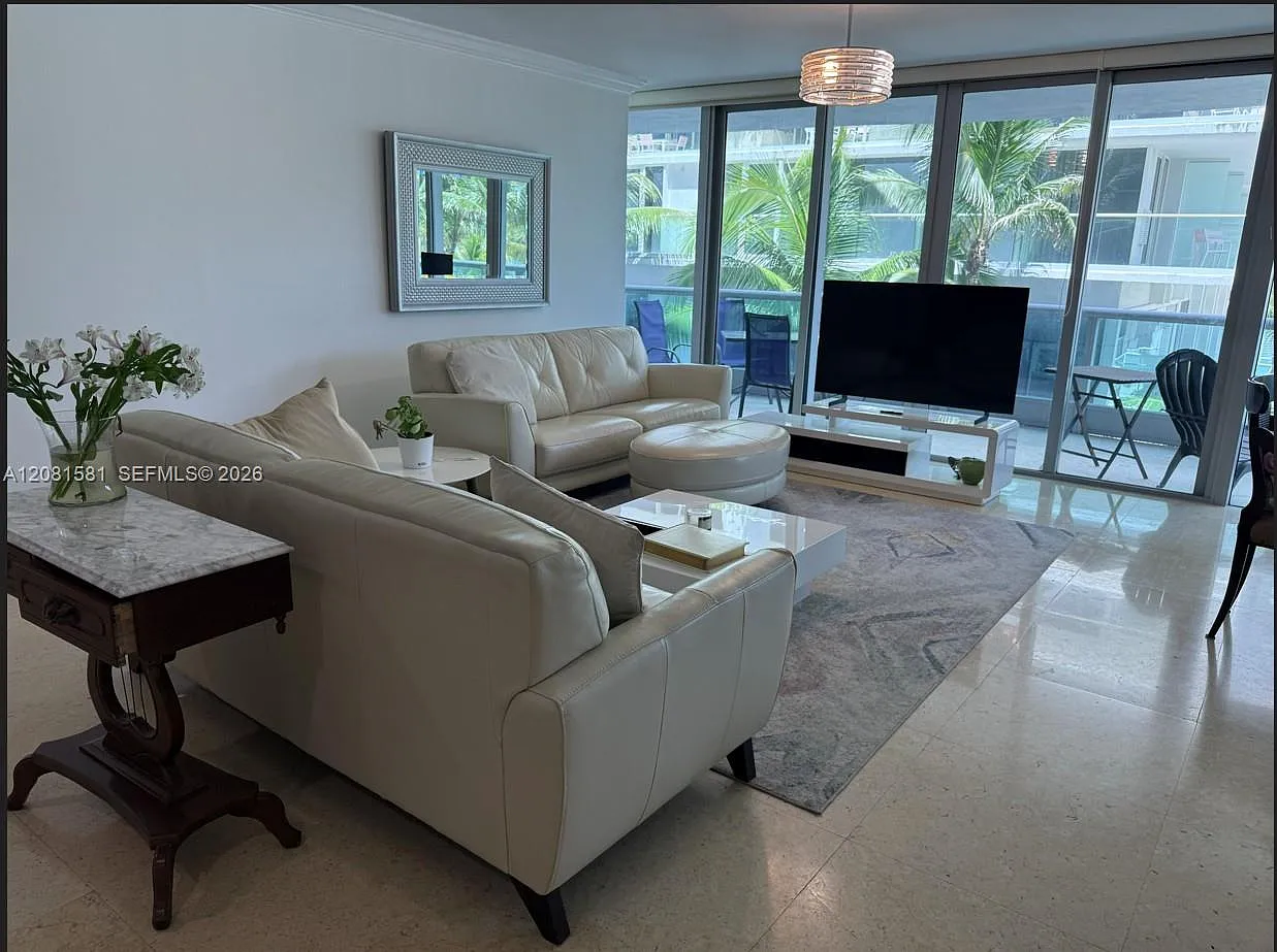 Azure Condo — Photo 3
