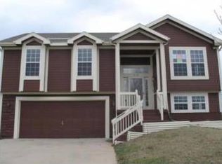 958 E Stone Creek Cir, Gardner, KS 66030