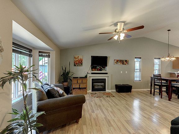 2nd image of 2929 Lake Dr