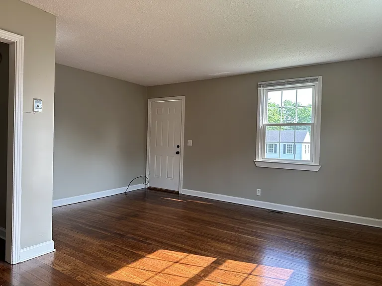 50 Maple St — Photo 4