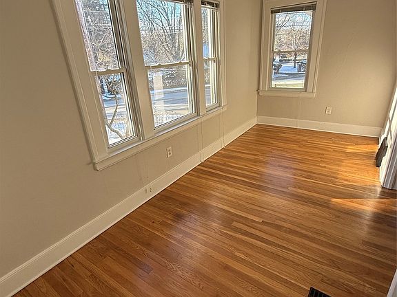 5th image of 218 Riverside Dr