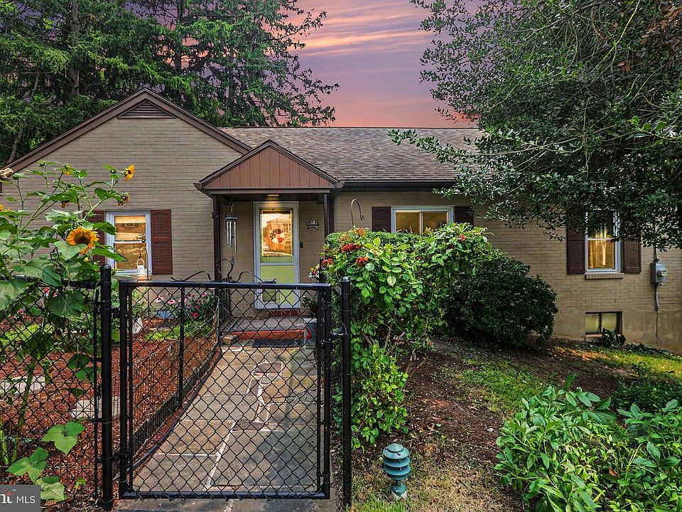1st image of 210 Greenwood Ct