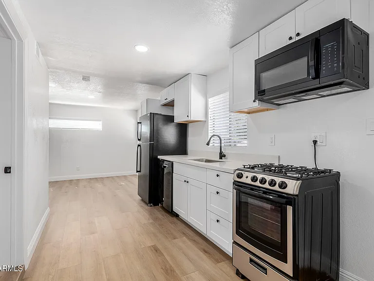 723 E Sunnyslope Ln — Photo 11