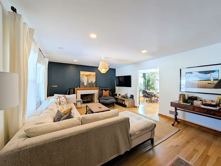 2543 E Livingston Ave — Photo 3