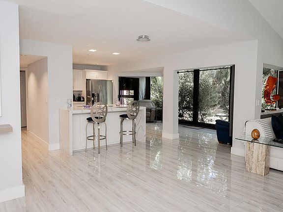 5th image of 5700 Coach House Cir APT D