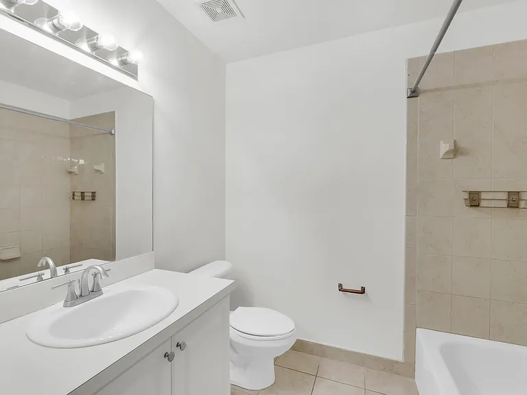2581 Riverside Dr — Photo 16