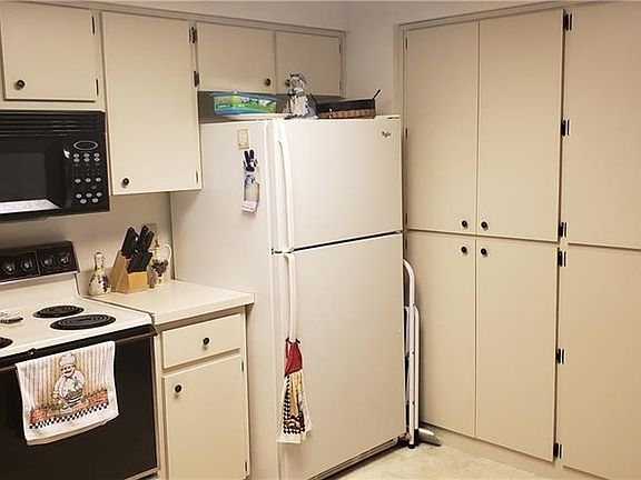 5th image of 155 W Thistle Pl