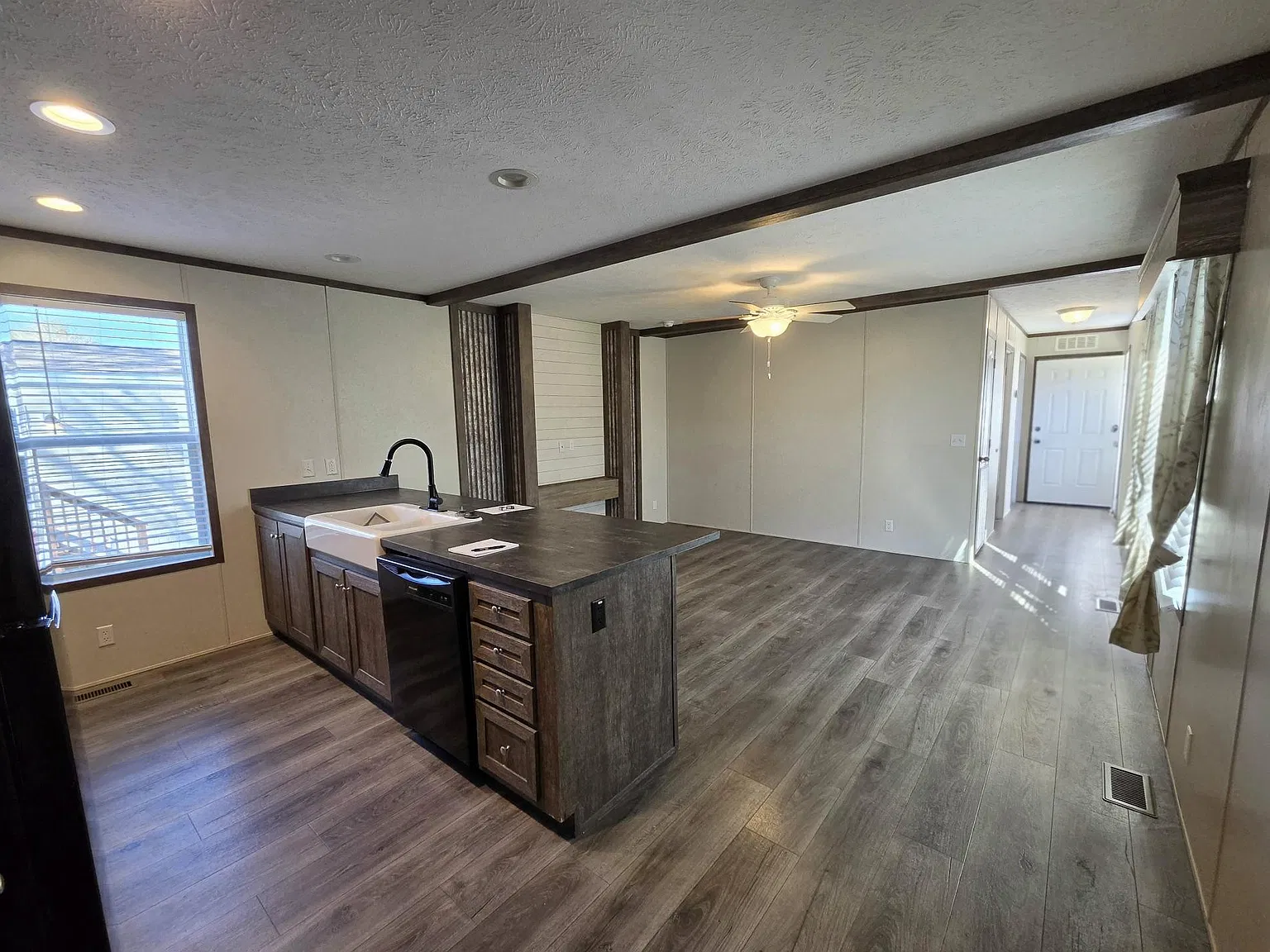 Convienent And Comfort Living! — Photo 2