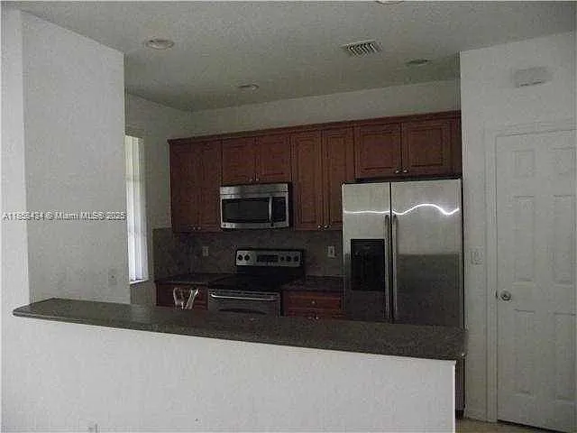3 bed, 1400 sqft, $2,600 — Photo 2