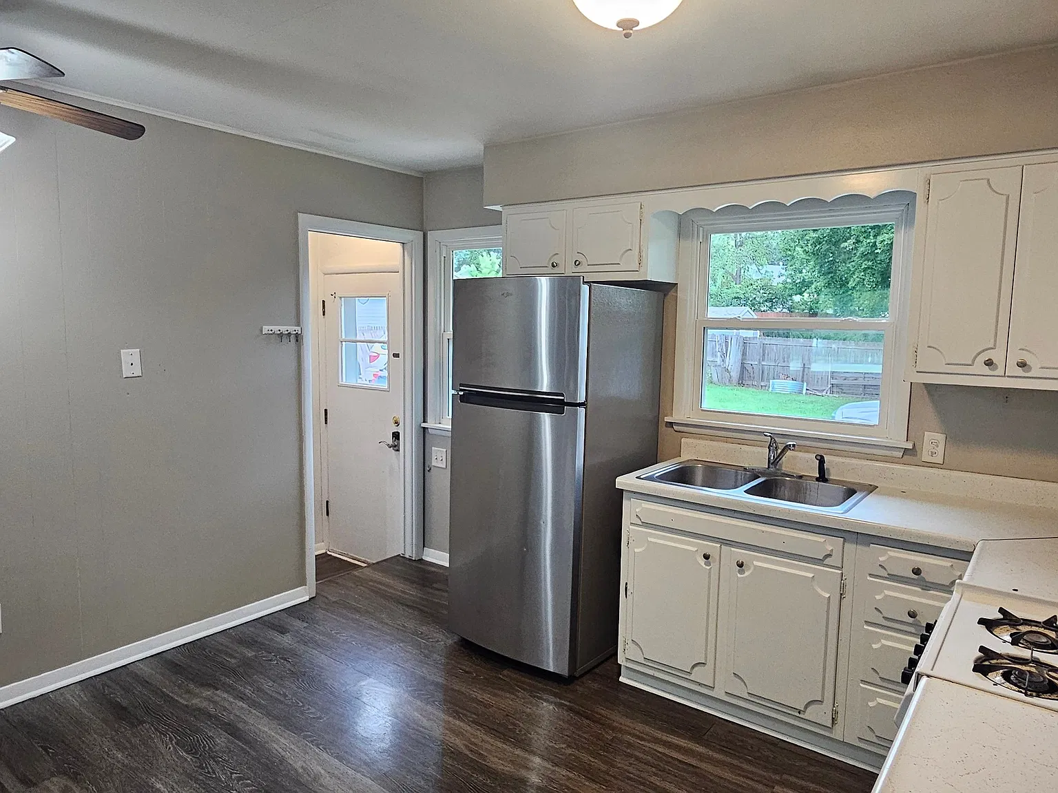 3 bed, 2.0 bath, 1051 sqft, $1,300 — Photo 2
