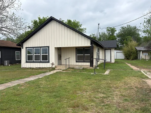 228 W Archer St, Jacksboro, TX 76458
