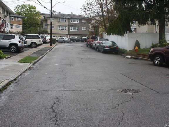 3rd image of 33 Valerie Dr