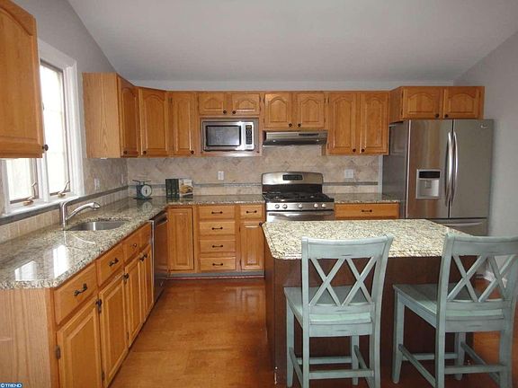3rd image of 216 Lee Cir