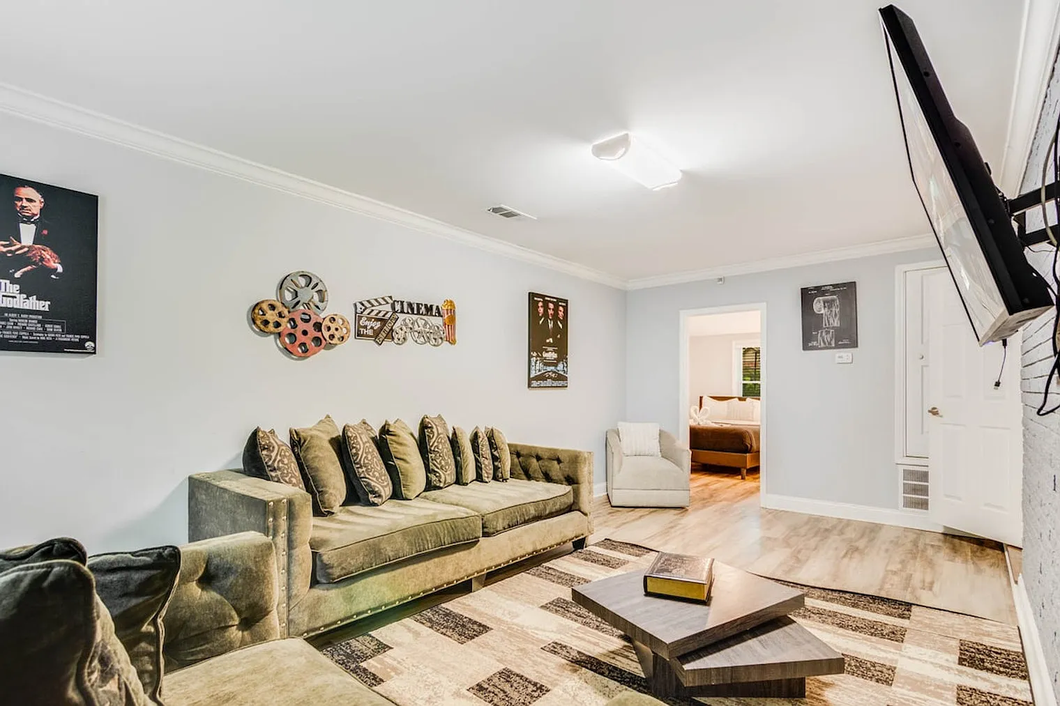6 bed, 4.0 bath, 3132 sqft, $8,841 — Photo 4