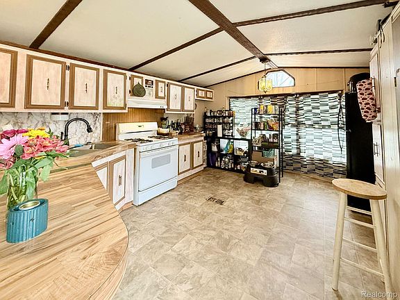 5th image of 435 Rustic Ln S