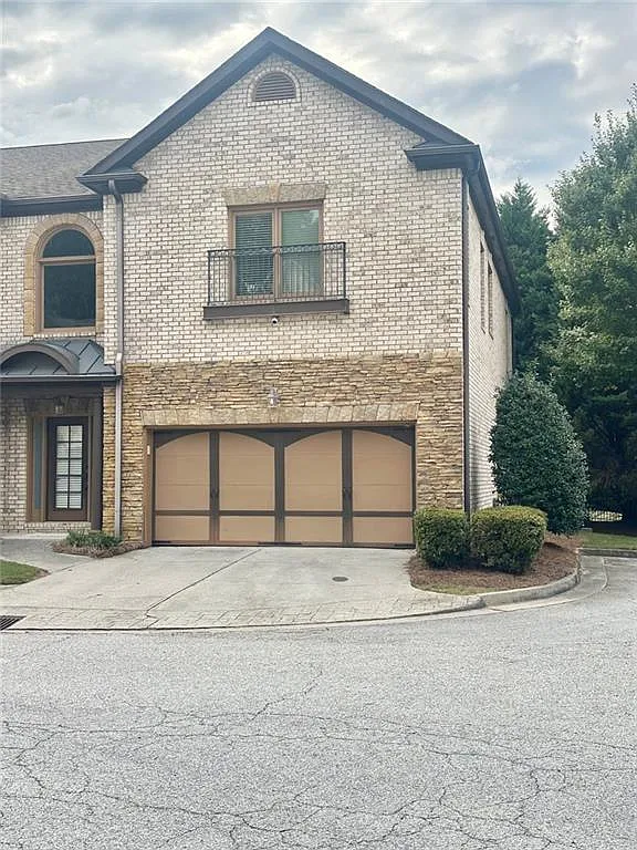 3 bed, 2.5 bath, $2,700 — Photo 2