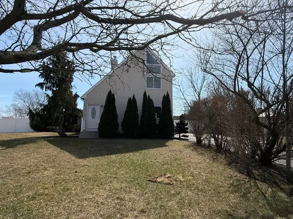 7 Roan Ln, Riverhead, NY 11901