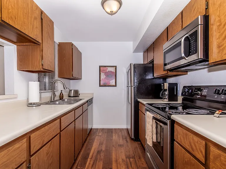 Broadway Proper Apartment ** One Month Free**W/D Included — Photo 27