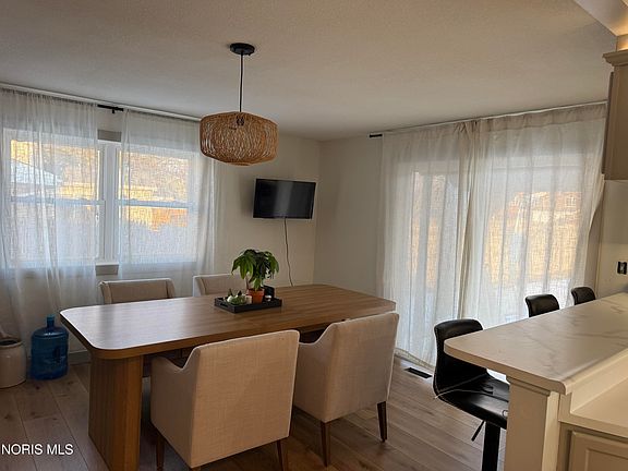 4th image of 851 Anthony Wayne Blvd