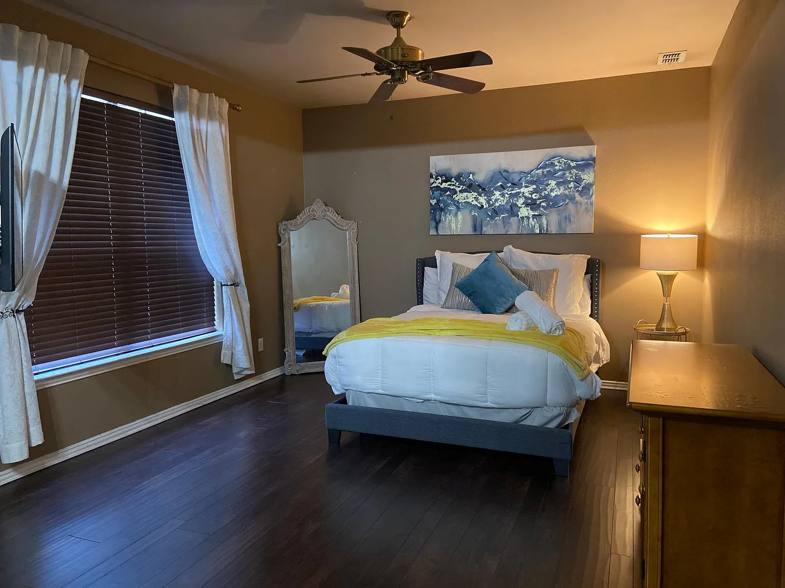 4 bed, 3000 sqft, $5,500 — Photo 2