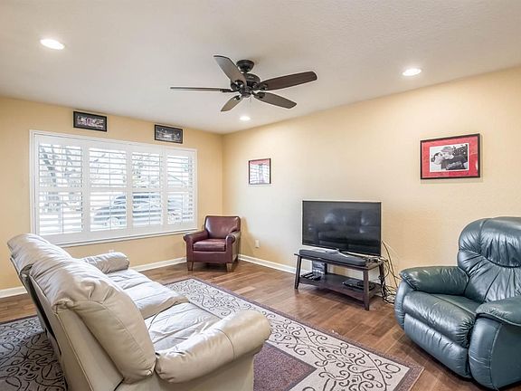 5th image of 2261 Glencoe Way