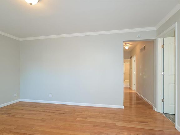 5th image of 9936 Meadow Ave