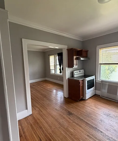 651 Norton Street - Up-East — Photo 3