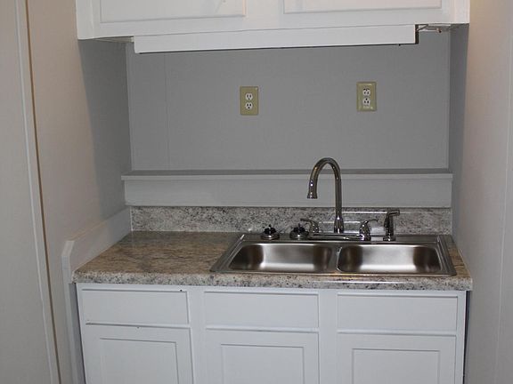4th image of 4415 Lambert St #B