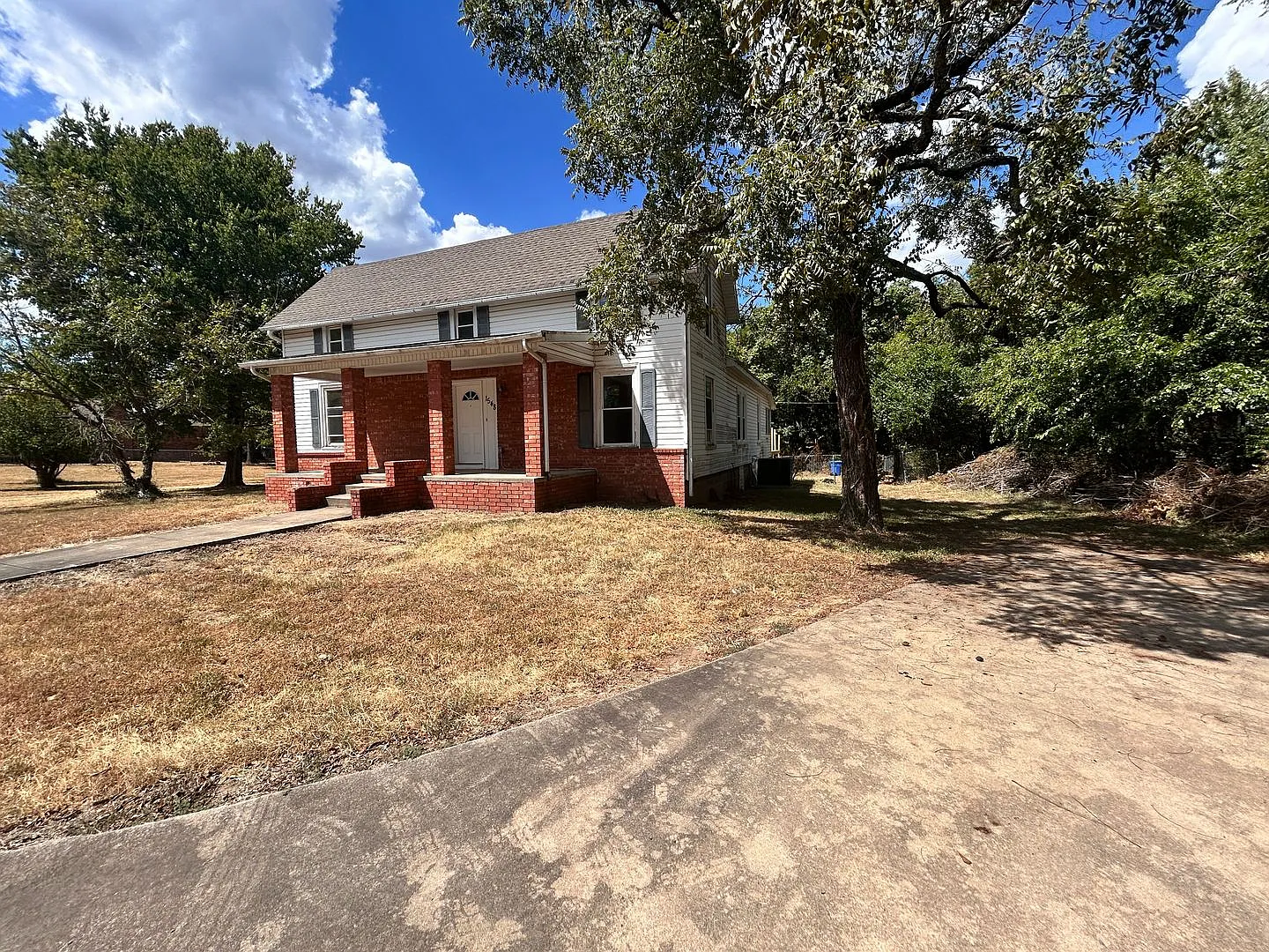 Historic home! 4 Bedroom 2 Bathroom home, private parking. — Photo 2