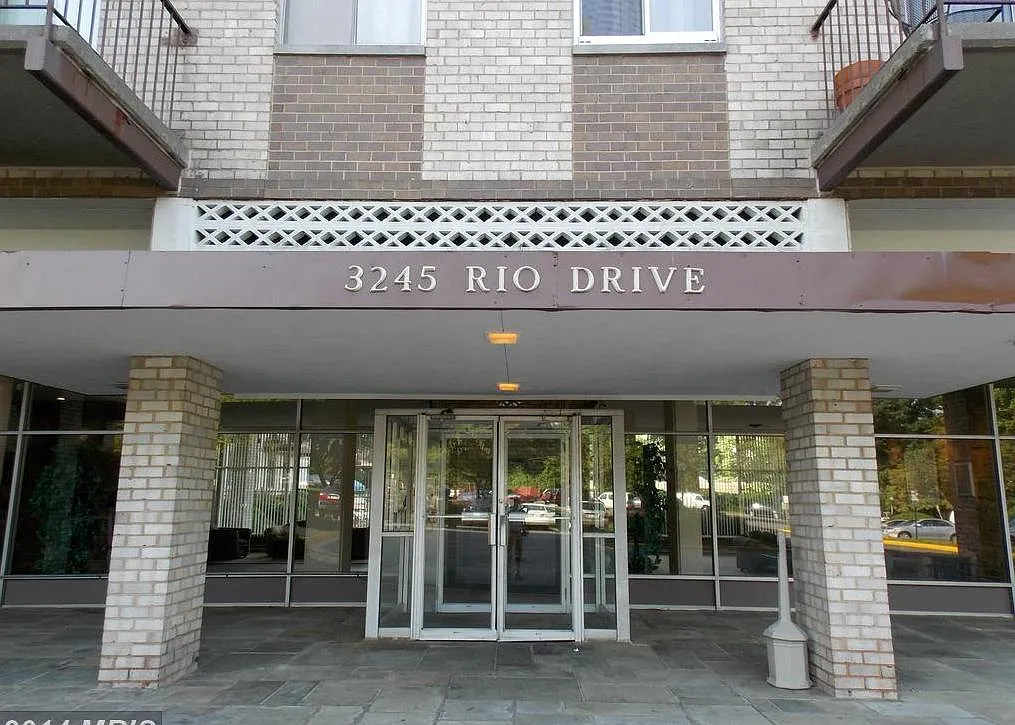 2 bed, 854 sqft, $1,900 — Photo 1