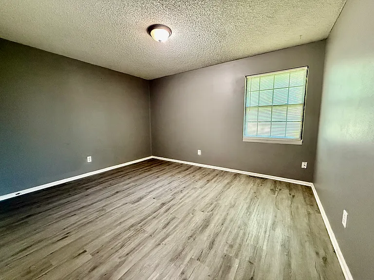 317 NW Highland Ln — Photo 10