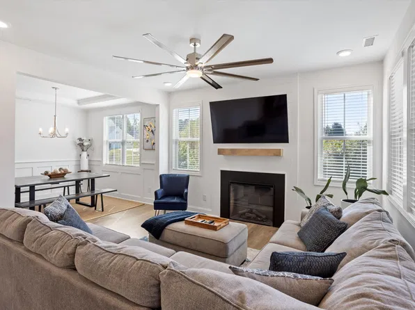 806 Thomas Falls Ct, Fuquay Varina, NC 27526