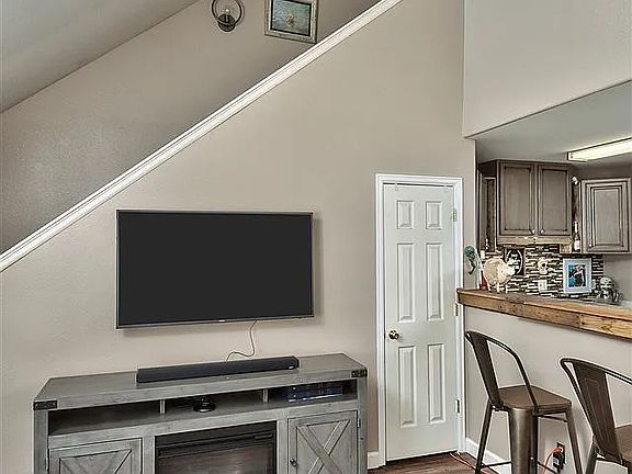 5th image of 387 Sunnyside Cir Unit E