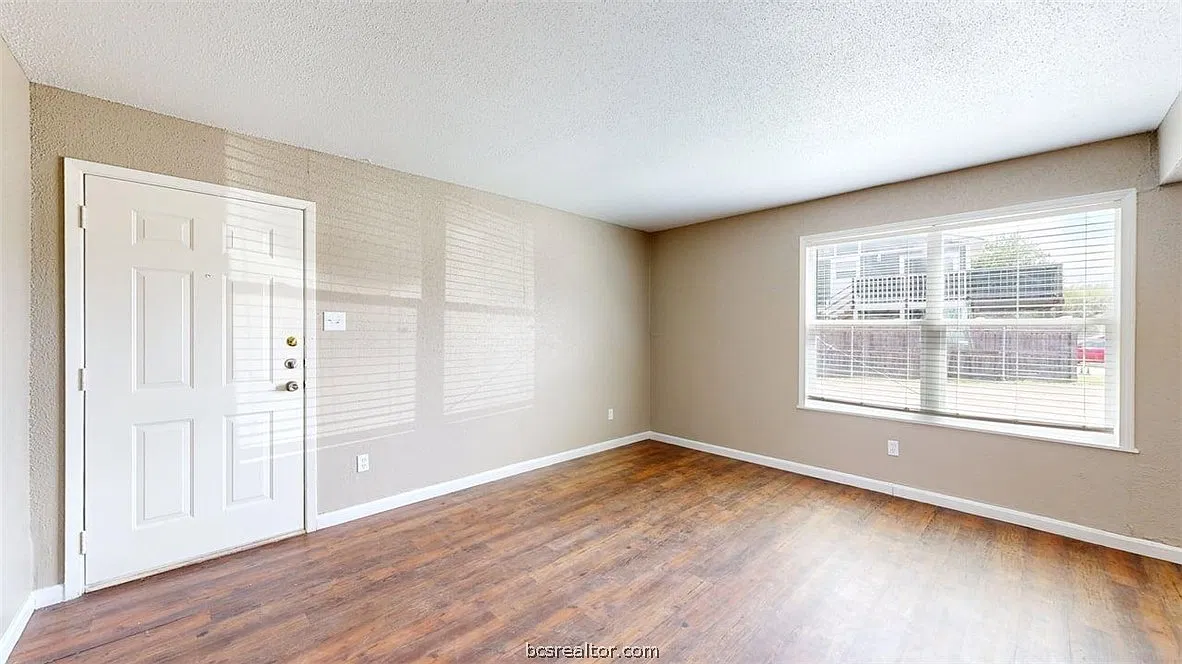 2 bed, 1.0 bath, 749 sqft, $895 — Photo 4