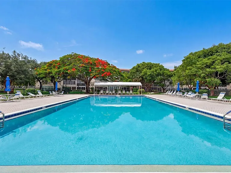 2401 Antigua Cir #E3 — Photo 24