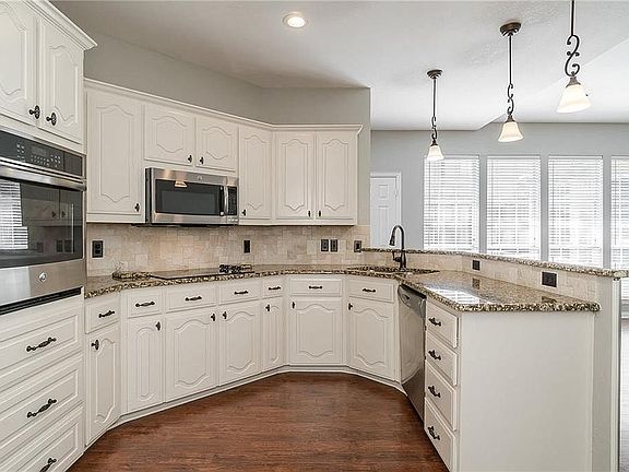 3rd image of 3916 Newhall Dr