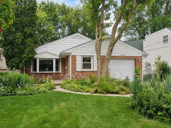1956 Beverly Pl, Highland Park, IL 60035
