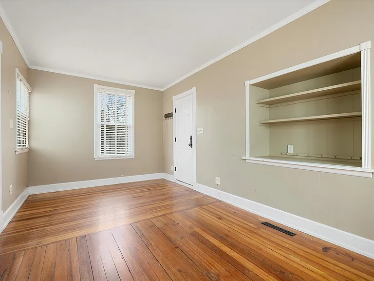 139 College St — Photo 17