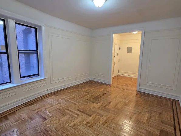 153 Seaman Avenue image 1 of 7